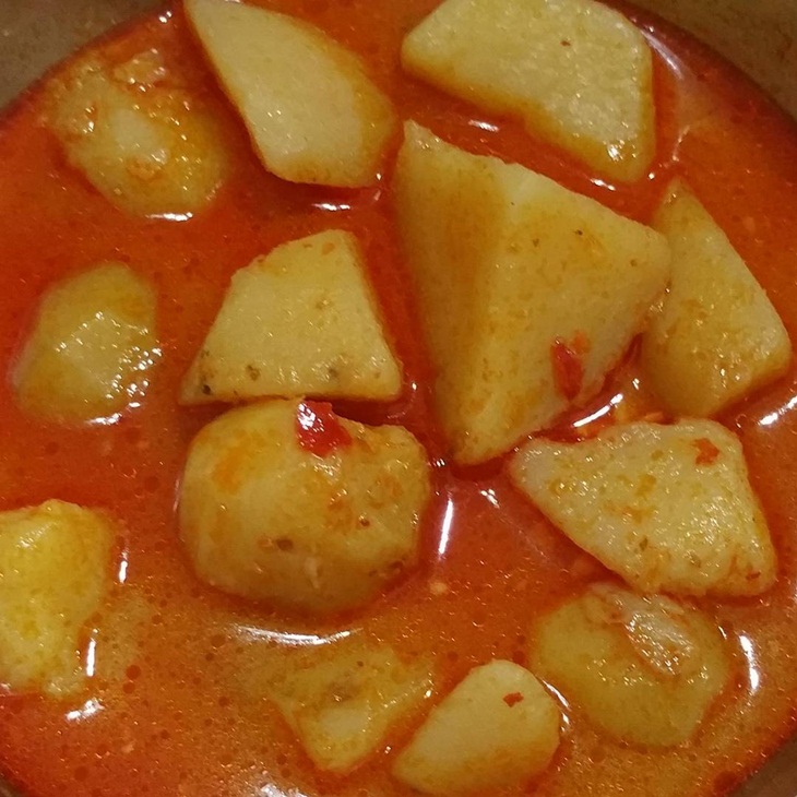 Kentang bumbu kari. (Foto: Instagram/merilimatmaja)