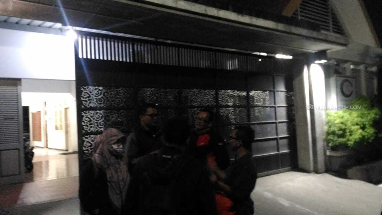 KPK Bawa Dua Koper Usai Geledah Kantor Dirut PT Manira Arta Mandiri