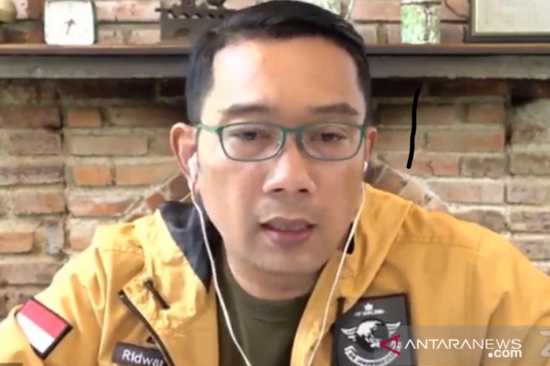 Gubernur Jawa Barat Ridwan Kamil menyampaikan rencananya dalam mendukung kegiatan vaksinasi nasional, saat menghadiri diskusi daring, Minggu (21/2/2021). (ANTARA/ HO-Tangkapan Layar Abdu Faisal)