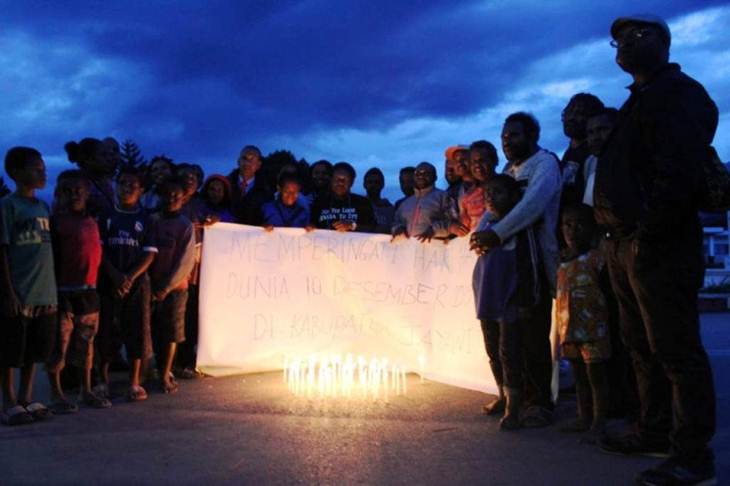 Warga Wamena, Kabupaten Jayawijaya, Papua, Selasa petang (10/12), menyalakan lilin guna memperingati hari HAM Internasional. ANTARA/HO-Theo Hesegem