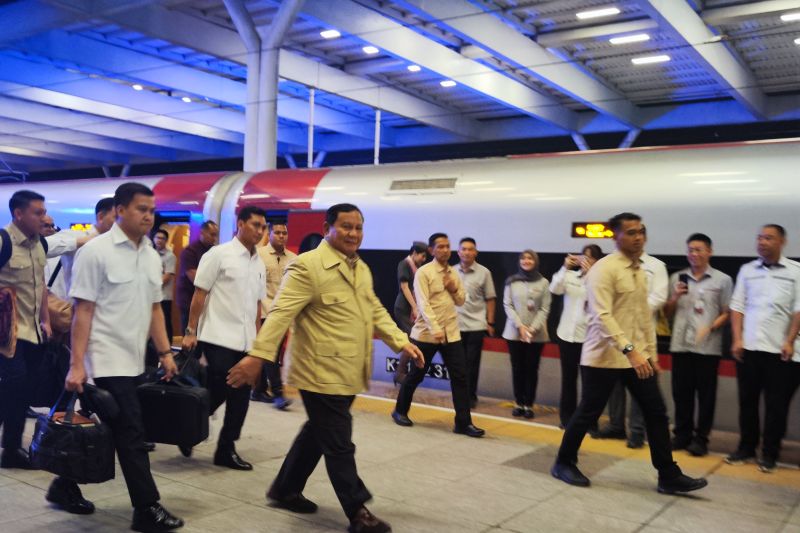 Dua Jempol Prabowo untuk Kereta Cepat Whoosh, Perjalanan Jakarta-Bandung Hanya 45 Menit