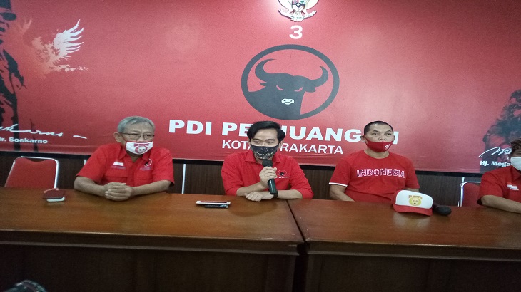 Bakal cawali dan cawawali Gibran Rakabuming Raka dan Teguh Prakosa memberikan keterangan pada awak media terkait rekomendasi DPP PDIP, Jumat (17/7). (MP/Ismail)