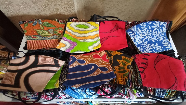 Masker berbahan kain batik tulis, cap, dan printing diminati pasar, Minggu (18/10). (MP/Ismail).