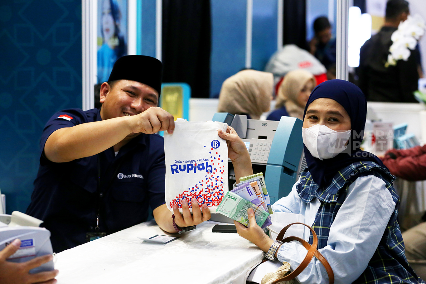 Jelang Lebaran, Warga Antusias Tukar Uang Rupiah di Layanan Serambi Bank Indonesia di GBK