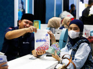 Jelang Lebaran, Warga Antusias Tukar Uang Rupiah di Layanan Serambi Bank Indonesia di GBK