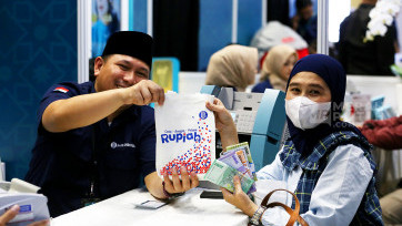 Jelang Lebaran, Warga Antusias Tukar Uang Rupiah di Layanan Serambi Bank Indonesia di GBK
