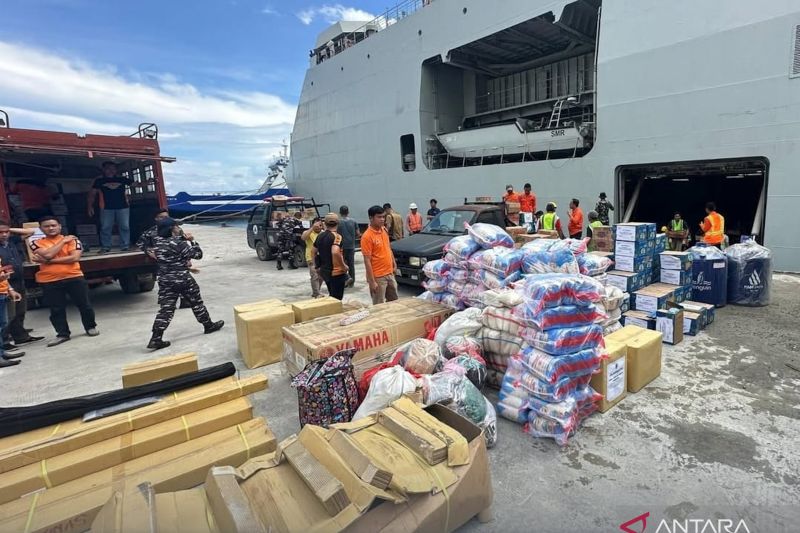 KRI Semarang-594 Pembawa Logistik Korban Bencana Sumatra Mulai Bersandar, Bantuan Didistribusikan Pakai Helikopter