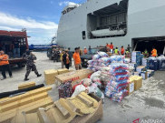 KRI Semarang-594 Pembawa Logistik Korban Bencana Sumatra Mulai Bersandar, Bantuan Didistribusikan Pakai Helikopter