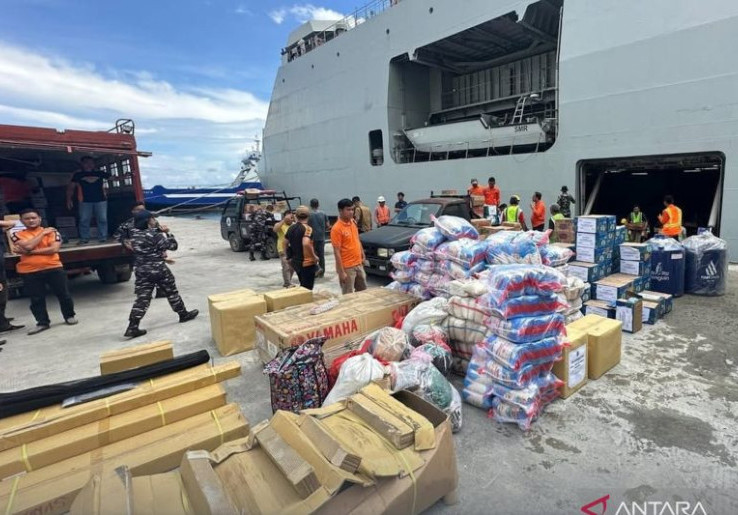 KRI Semarang-594 Pembawa Logistik Korban Bencana Sumatra Mulai Bersandar, Bantuan Didistribusikan Pakai Helikopter