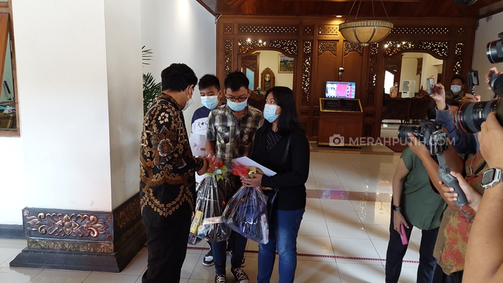Wali Kota Solo Gibran Rakabuming Raka menyerahkan bantuan pendidikan pada tiga anak yatim piatu karena COVID-19, Selasa (3/8). (MP/Ismail)