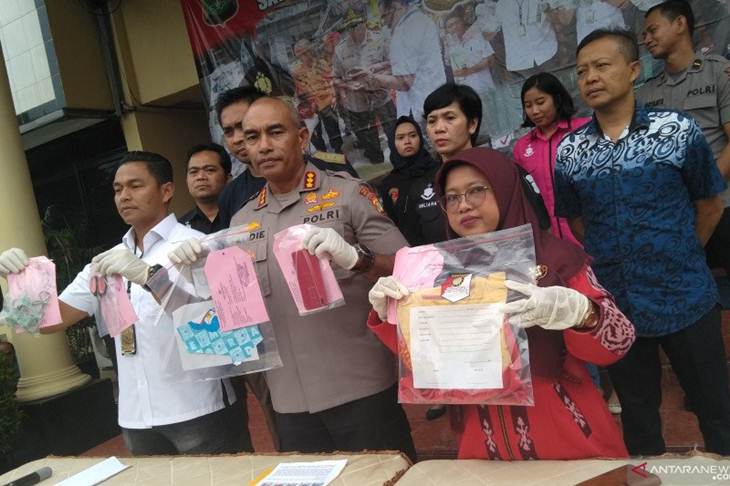 Polres Metro Jakarta Barat merilis barang bukti asisten rumah tangga mengaiaya anak majikannya di Mapolres Metro Jakarta Barat, Rabu (8/1/2020). (ANTARA/DEVI NINDY)