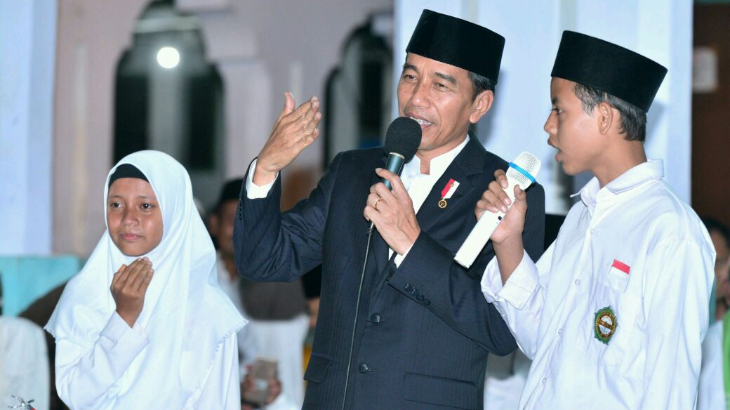 Presiden Jokowi berdialog dengan santri