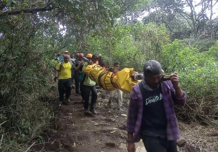 Petugas Berhasil Evakuasi Pendaki yang Meninggal di Gunung Lawu