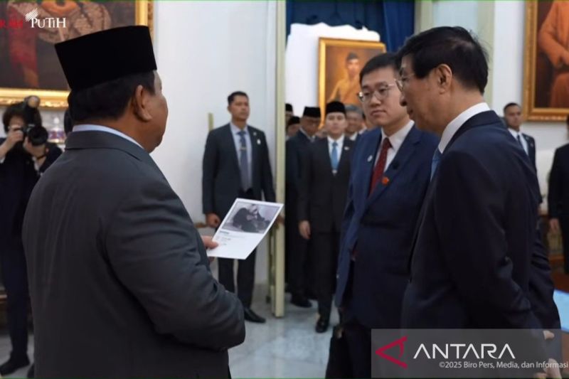 Bincang Ringan Presiden Prabowo dengan Ketua MPR China, Bahas Guci dan Bayi Panda