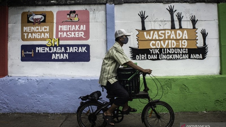 Ilustrasi - Warga melintas di depan mural yang berisi pesan waspada penyebaran virus Corona di Petamburan, Jakarta, Rabu (16/9/2020). ANTARA FOTO/Aprillio Akbar/aww.