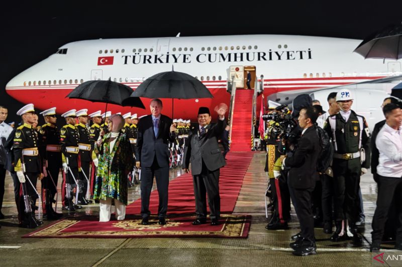 Presiden Prabowo dan Presiden Turkiye Recep Tayyip Erdogan Berbagi Payung Saat Tiba di Halim