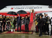 Presiden Prabowo dan Presiden Turkiye Recep Tayyip Erdogan Berbagi Payung Saat Tiba di Halim