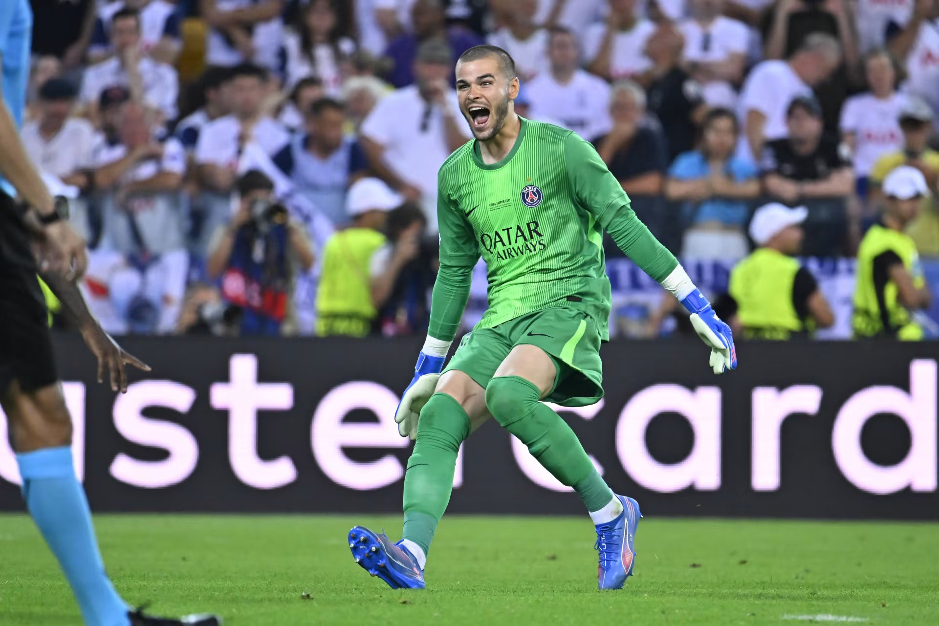 Bikin Blunder saat Lawan Tottenham, Fans PSG Kecam Lucas Chevalier