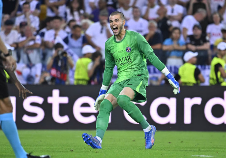Bikin Blunder saat Lawan Tottenham, Fans PSG Kecam Lucas Chevalier