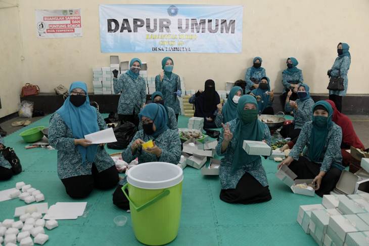 Ketua TP PKK Provinsi Jawa Barat Atalia Praratya Ridwan Kamil meninjau pelaksanaan PSBM di Desa Kasomalang, Kecamatan Desa Kasomalang Kulon, Kecamatan Kasomalang, Kabupaten Subang, Rabu (3/6). (Foto: Humas Pemprov Jabar)