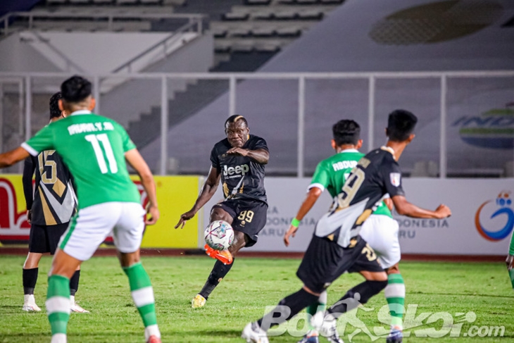Aksi Herman Dzumafo melawan PSKC Cimahi. (BolaSkor.com/Paulus Dwi Arde Nugroho)