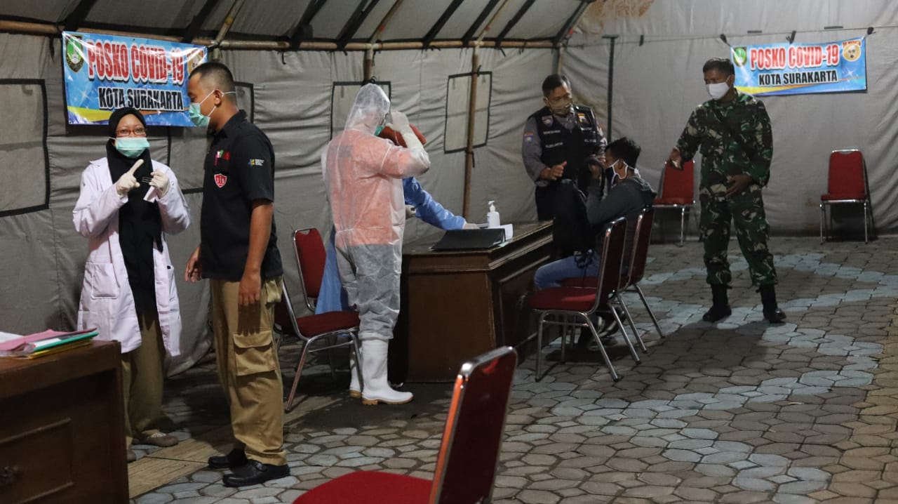 Pemudik yang baru tiba di Solo dilakukan pengecekan kesehatan sebelum di karantina di Graha Wiasata Niaga. (MP/Ismail)