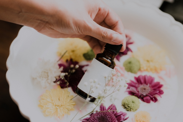 Essential oil untuk pewangi alami dalam sabun. (Foto: Unsplash/Priscilla Du Preez)