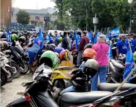 Ratusan massa pendukung Ketua Umum Partai Demokrat, Agus Harimurti Yudhoyono berkumpul di Kantor DPP Partai Demokrat di Jalan Proklamasi, Menteng, Jakarta Pusat, Senin (8/3).