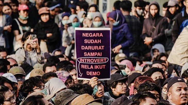 7 Meme Kocak Aksi Demo Mahasiswa di Gedung DPR