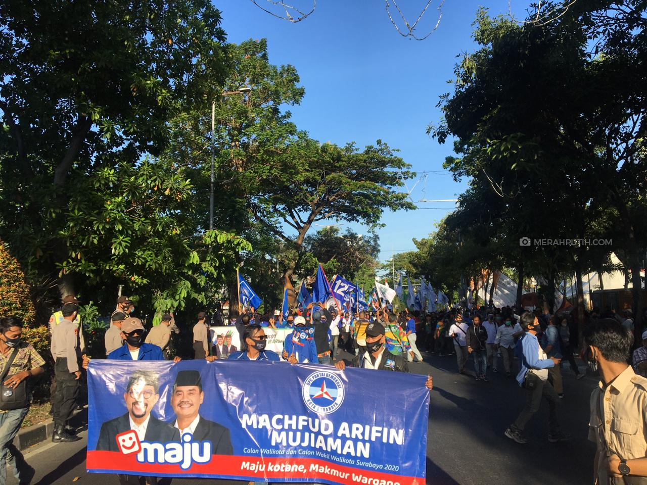 Massa Simpatisan Machfud-Mujiaman Terobos Masuk Halaman KPU Surabaya