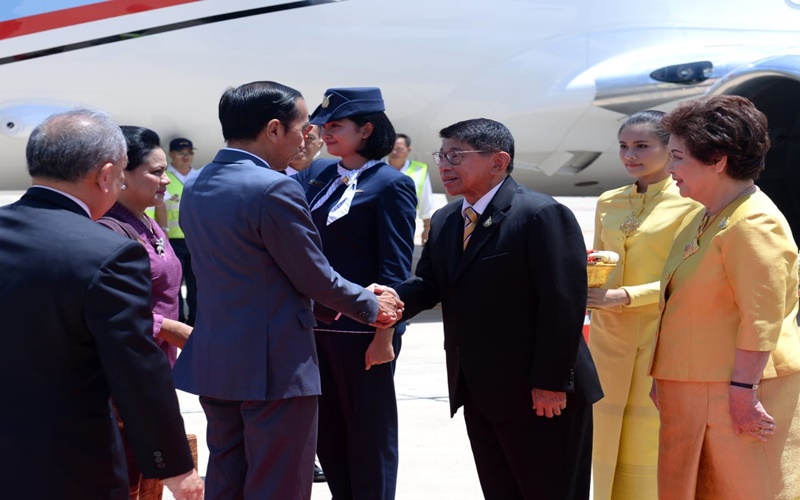 Presiden Jokowi menyalami Duta Besar Indonesia untuk Thailand Ahmad Rusdi