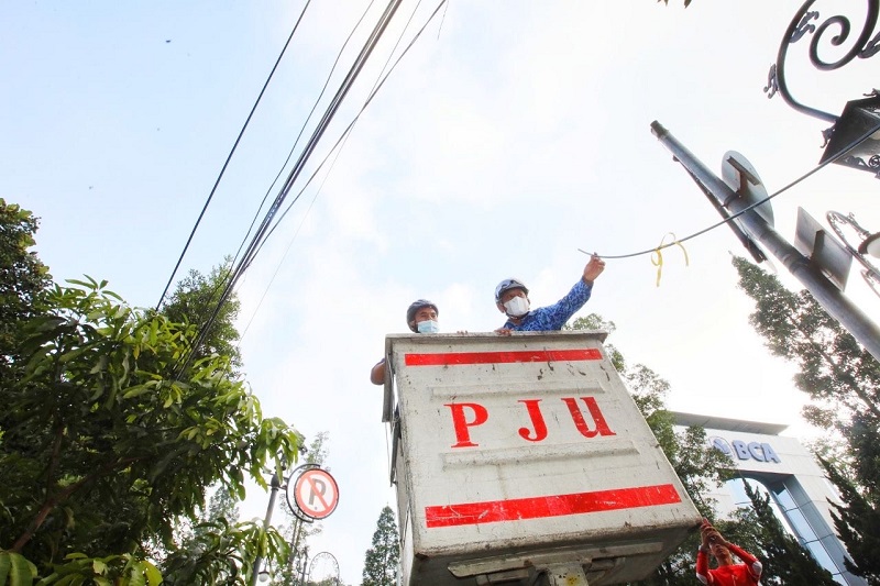 Bandung Targetkan 2022, 13 Ruas Jalan Bebas Kabel di Atas