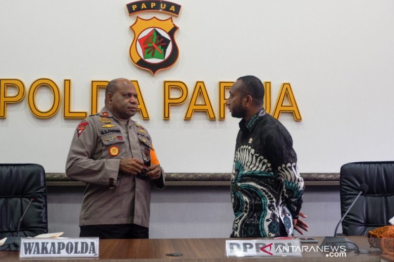Anggota Komisi I DPR RI Yan Permenas Mandenas saat berbincang dengan Wakil Kapolda Papua Brigjen Pol Matius D Fakhiri, Rabu. (ANTARA/HO)