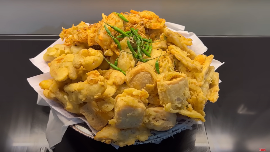 Orang dengan Maag Hanya Boleh Makan Satu-Dua Gorengan Saat Buka Puasa