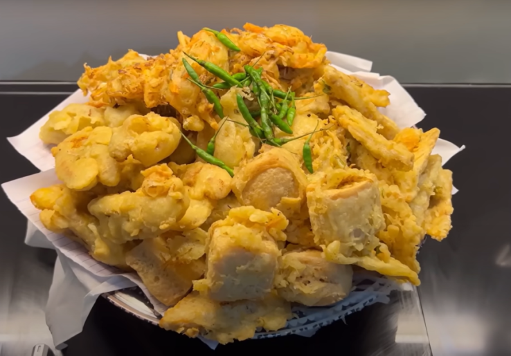 Orang dengan Maag Hanya Boleh Makan Satu-Dua Gorengan Saat Buka Puasa