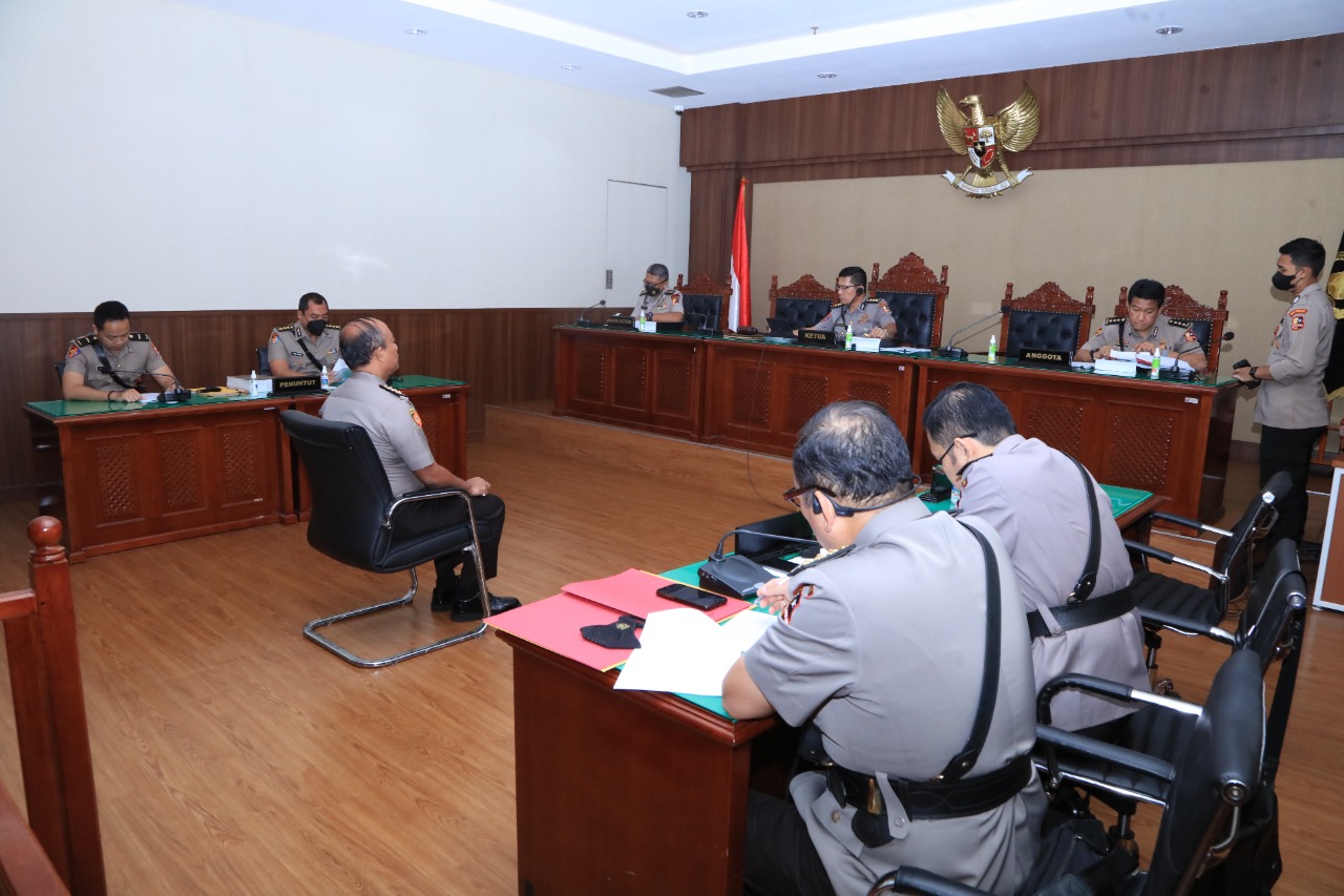 Mantan Kapolres Bandara Soekarno-Hatta (Soetta) Kombes Edwin Hatorangan Hariadja menjalani sidang Komisi Kode Etik Polri (KKEP) terkait pelanggaran etik tidak profesional menjalankan tugas, Selasa (30/8/2022). Foto: Divisi Humas Polri