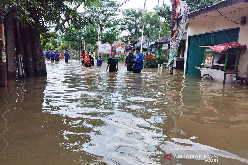 Banjir masih melanda pemukiman warga di RT 1 RW 2, Kelurahan Kembangan Utara, Jakarta Barat, Minggu (21/02/2021). ANTARA/Fauzi Lamboka/aa.