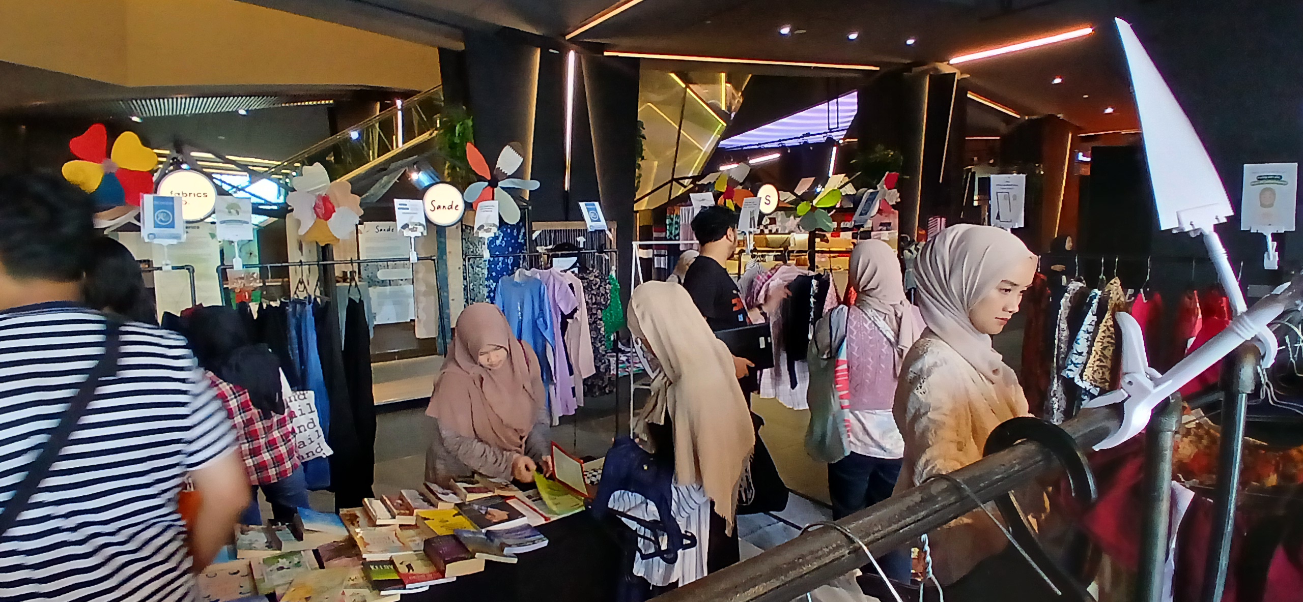 Restyle Weekend di Carstensz Mall Mengajak Masyarakat Peduli Penggunaan Pakaian Berkelanjutan