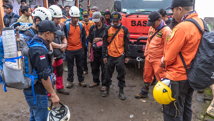 Tim SAR gabungan berdoa sebelum melakukan pencarian pendaki Andrey Voytech (34) warga Negara Selandia Baru yang dilaporkan hilang saat mendaki Gunung Merbabu pada Jumat (30/3) lalu, di Pos Thekelan, Desa Batur, Getasan, Kabupaten Semarang, Jawa Tengah, Selasa (3/4). Memasuki hari ketiga operasi pencarian, puluhan personel Tim SAR gabungan melakukan penyisiran melalui jalur pendakian Thekelan area Pos 1 dan Pos 2 lereng Gunung Merbabu. ANTARA FOTO/Aji Styawan/kye/18.