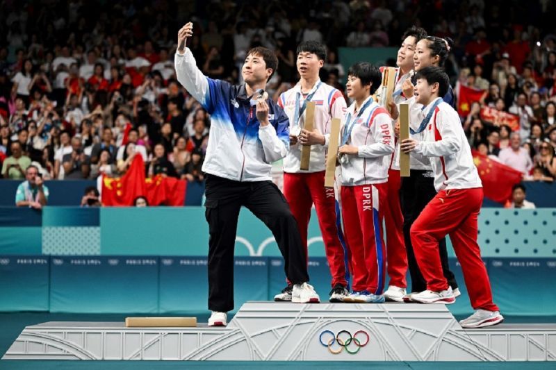 Atlet Korea Utara-Korea Selatan Selfie di Podium Olimpiade Paris 2024
