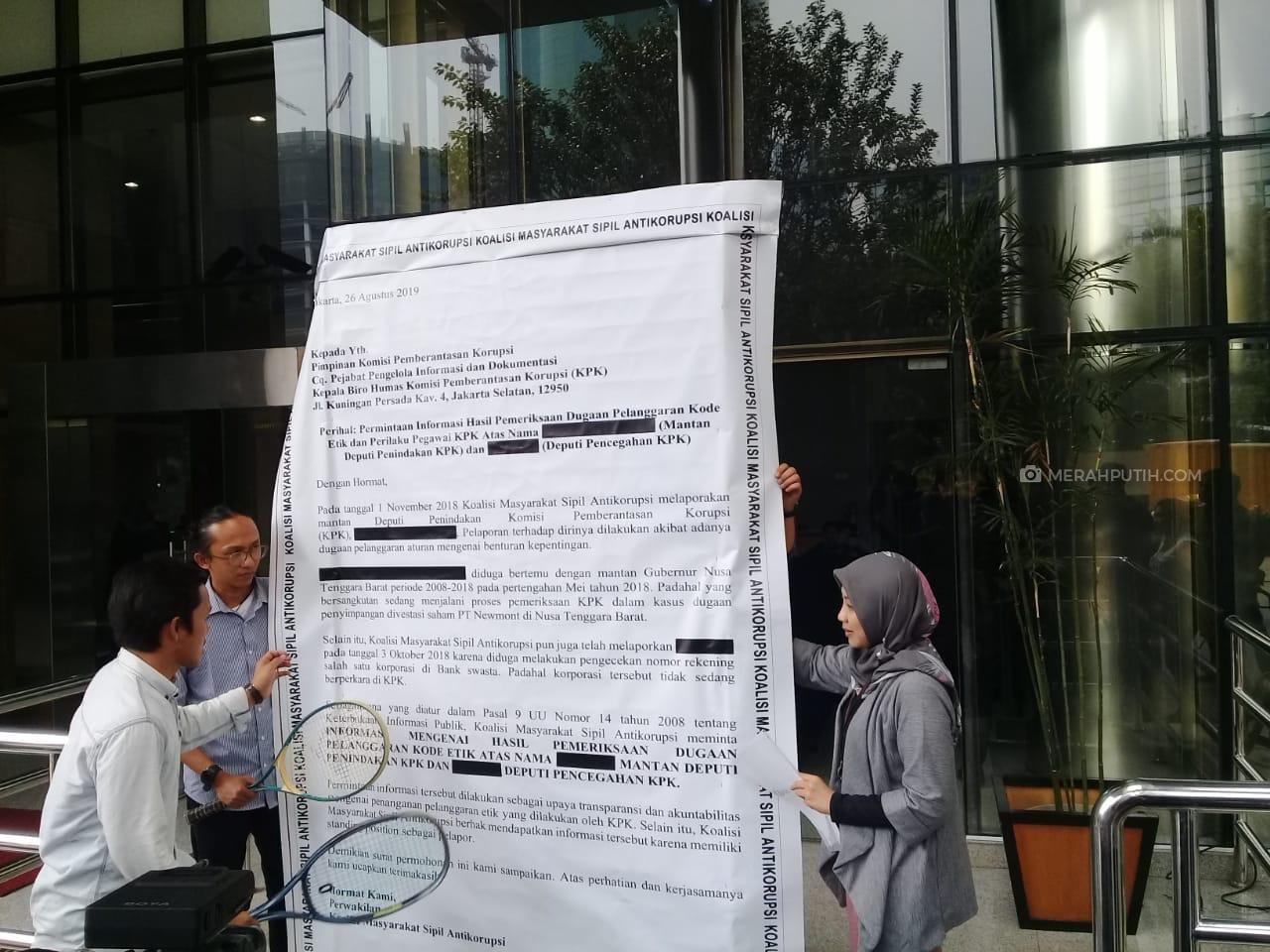 Koalisi Antikorupsi Beri 'Kado' Raket dan Pigura Surat untuk KPK