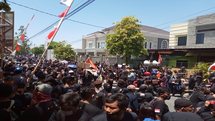 Massa pendukung pasangan Bagyo Wahyono-FX Supardjo (Bajo) abaikan protokol kesehatan di KPU Solo, Jawa Tengah, Minggu (6/9). (MP/Ismail)