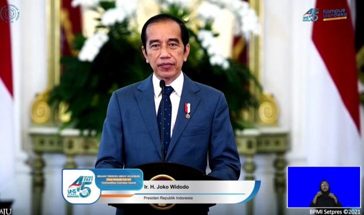 Presiden Jokowi memberikan sambutan secara daring Peringatan Dies Natalis ke-45 UNS Surakarta, Jawa Tengah, Jumat (12/3). (Foto: MP/Istimewa)