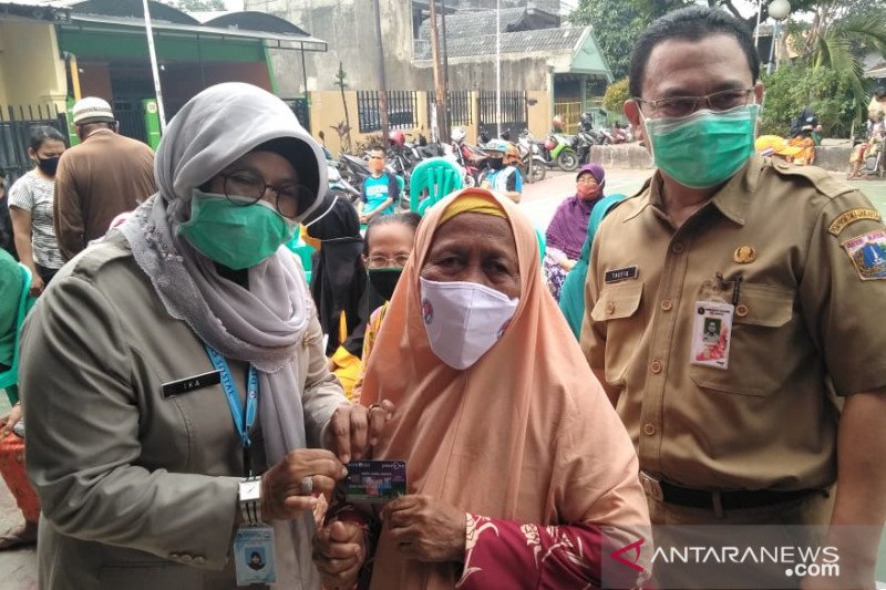 Bank DKI Salurkan 42.265 Kartu Lanjut Usia dan Kartu Penyandang Disabiltas