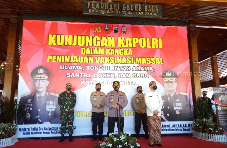  Kapolri Jenderal Listyo Sigit Prabowo meninjau vaksinasi corona massal di pendopo Balai Kota Solo, Kamis (25/3). (MP/Ismail)