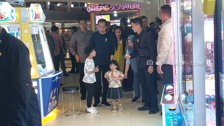 Mudik ke Solo, Jokowi Ajak Kedua Cucunya Main ke Mal