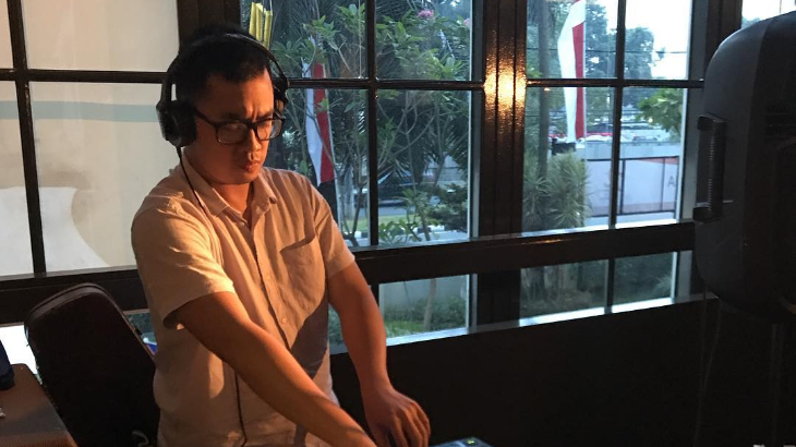 Gebuk Bantal, Lomba Favorit Dennis Adhiswara