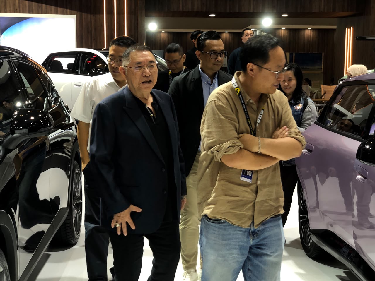 Founder PT JHL International Otomotif (JIO), Jerry Hermawan Lo, saat mengunjungi booth BAIC di ajang GIIAS 2026
