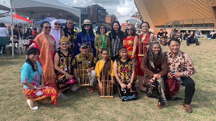 Orang Indonesia Ajarkan Warga Inggris Buat Lemper di Rice and Spice Festival