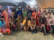 Orang Indonesia Ajarkan Warga Inggris Buat Lemper di Rice and Spice Festival